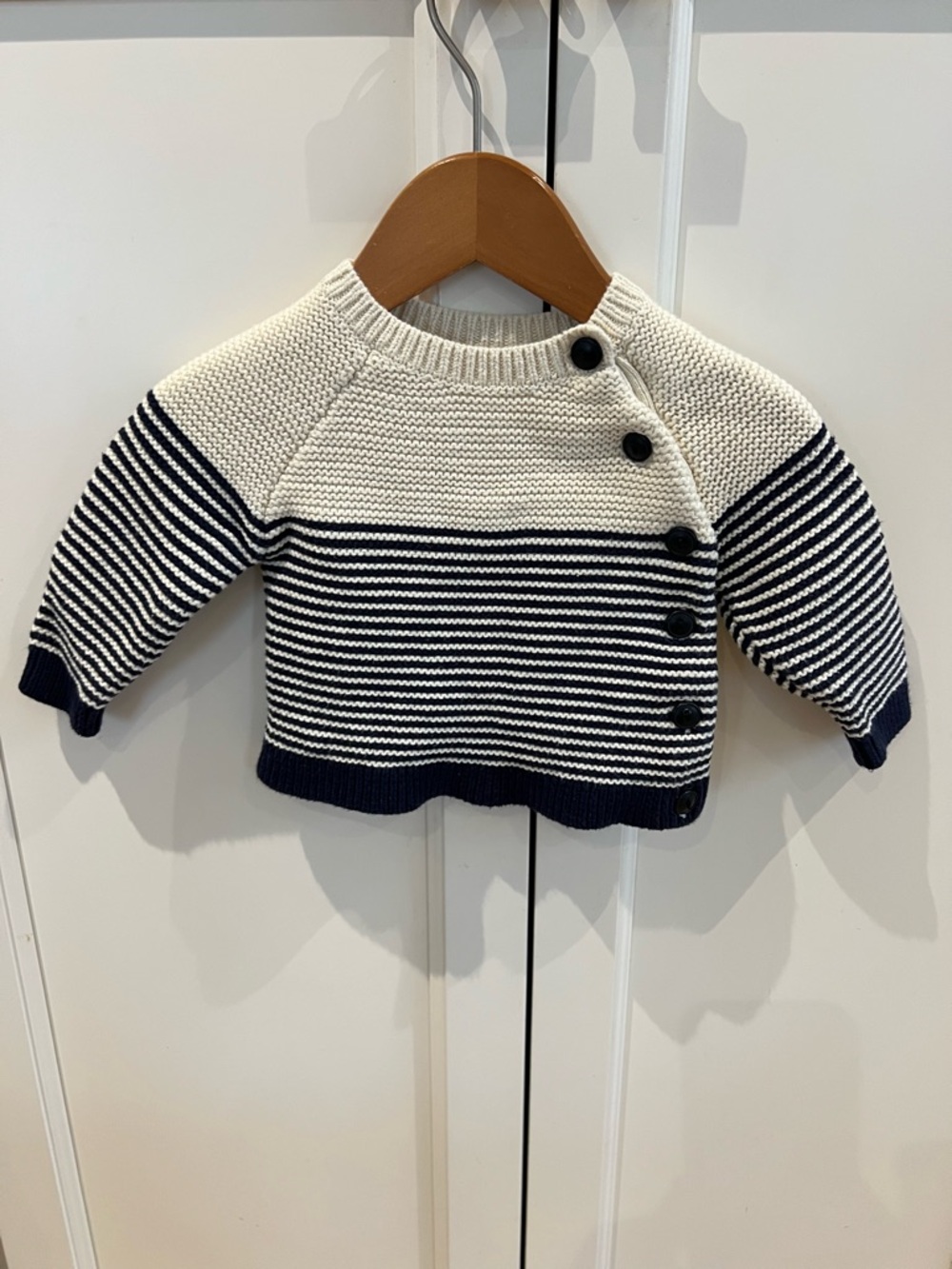Baby gap 6-12m Button-Shoulder Baby Sweater in Navy and Cream